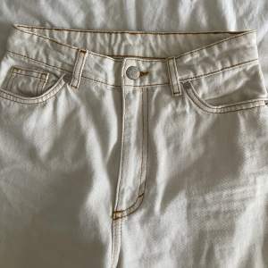 Superfina Monki jeans i färgen off white storlek S. Passar kortare personer, jag är 157 och dom passar perfekt! 