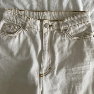 Monki jeans  - Superfina Monki jeans i färgen off white storlek S. Passar kortare personer, jag är 157 och dom passar perfekt! 