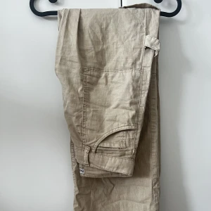 Beige cargobyxor - Beigea cargobyxor från bershka! Knappt ens använda men jättefina. Ursäkta skrynklet jag äger inget strykjärn tyvärr :(