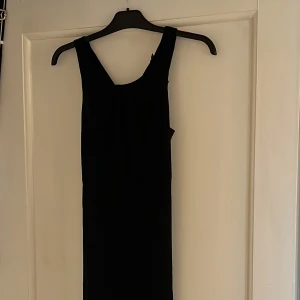 Svart klänning - En svart klänning som jag är lite osäker på vart den är ifrån, den har använts 1-2 gånger och har inga defekter. Skulle säga att det är en Midi med lite längre kjol bakåt. Vid fler bilder eller frågor är det bara att höra av sig, använd gärna ”köp nu”