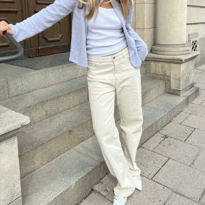 Straight jeans Djerf Avenue  - Säljer mina super fina Straight Jeans Cream från Djerf Avenue då dem inte kommit till användning, använda bara 1 gång,    Nypris:1299