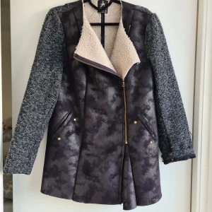 Vårjacka kappa - En kappa/jacka, perfekt för våren. Armarna är inte fodrade så känns nästan som en väst.