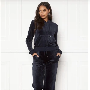 Juicy sett  - Jag säljer mitt mörkblåa juicy sett för att det tyvärr inte kommer till användning. Settet är köpt på Nelly i storlek S. Säljer både byxor och tröja, hör av er om ni är intresserade av att bara köpa en del utav settet för det går också jättebra!💕