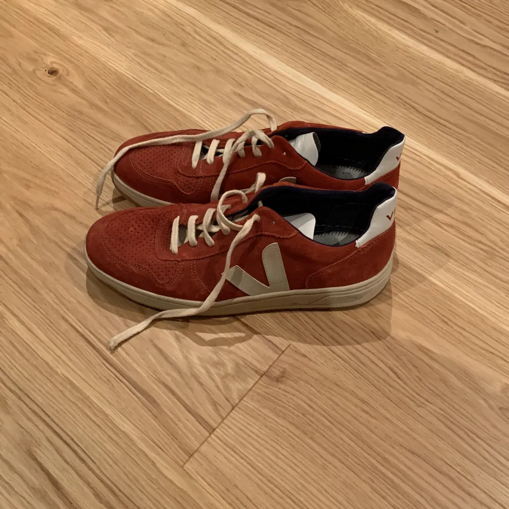 Veja sneakers köpta i butik för ett par år sen. Säljes då de ej kommer till användning längre och behöver pengar snabbt. Skkck: 8/10  Strl: 44. Skor.