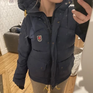 Fjällräven Expedition Jacka - Intressekoll på min fjällrävenjacka som jag köpte i vintras!💙 I nyskick och bara använd 2-3 gånger. Nypris 6999kr!! Hör av dig om du är intresserad!!☺️