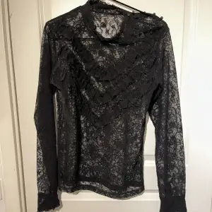 Fin svart tröja, vet inte märke eller storlek då jag köpte den secondhand och det finns ingen lapp men är i ganska bra skick🖤