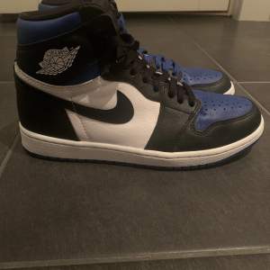 Säljer mina Air Jordan 1 High ”Royal Toe”. Köpta på Mercedes sweden där de idag kosta 4499kr. Skick 10/10 bara använd en gång. Storlek 40,5