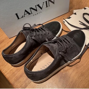 Lanvin - Hej nu säljer jag min polares feta lanvins i oerhört bra skick! 9/10. Allt og medföljer. Uk 8 vilket motsvarar 42-43 i eu storlek. Hör av dig vid minsta fundering!🤝