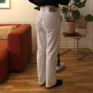 Vita, raka jeans från Levi’s. Herrstorlek W34 L36 enligt lappen, men de är uppsydda och små i storleken pga äldre modell. Se passform på mig (kvinna) som är 166 cm lång och har storlek medium i kläder. Väl omhändertagna!