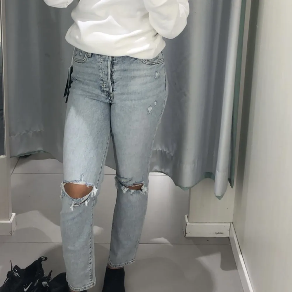 Straighta mom jeans med hål på båda benen från H&M, skönt jeans material. Säljer pga kommer inte till någon användning längre. Använt flertal gånger men finns inga defekter! Köpta för 399 kr!. Jeans & Byxor.