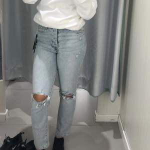 Straighta mom jeans med hål på båda benen från H&M, skönt jeans material. Säljer pga kommer inte till någon användning längre. Använt flertal gånger men finns inga defekter! Köpta för 399 kr!