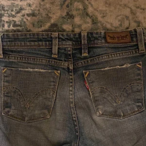 Lågmidjade jeans - Jätte fina levis jeans som är köpta på en marknad i London men som tyvärr blivit för små😊midjemått: 68