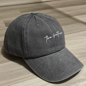 Grå keps  - Helt oanvänd grå keps med vintage stil.