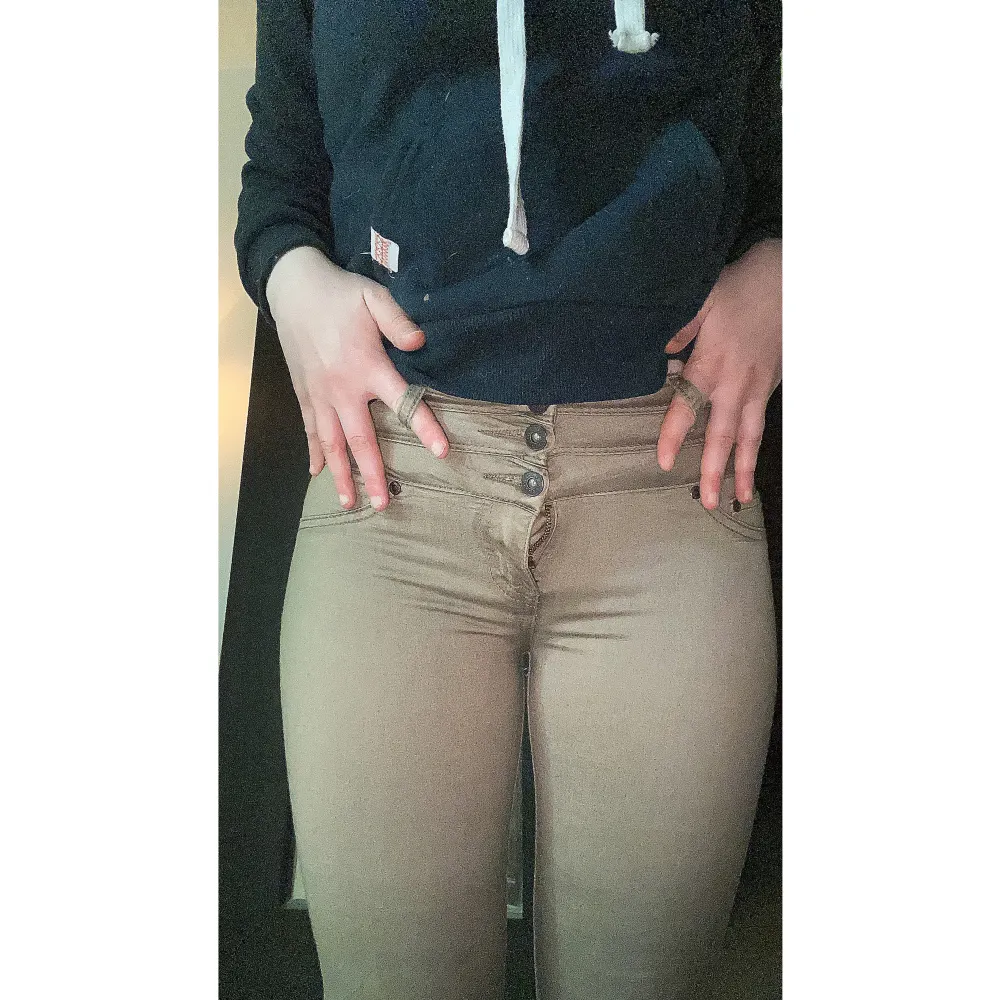 Mörkgråa/gröna jeans. Sitter tight på mig men ändå bekvämt & jag är 168cm lång. Aldrig använt då jag ogillar färgen. Jeans & Byxor.