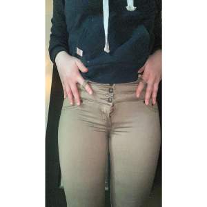Mörkgråa/gröna jeans. Sitter tight på mig men ändå bekvämt & jag är 168cm lång. Aldrig använt då jag ogillar färgen
