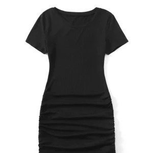 Svart klänning - Säljer då jag inte tyckte den satt snyggt på mig❤️skriv för fler bilder eller om du har nån fråga💕