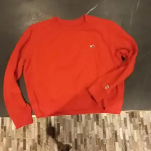 Snyg röd sweatshirt från Tommy Jeans , storlek S