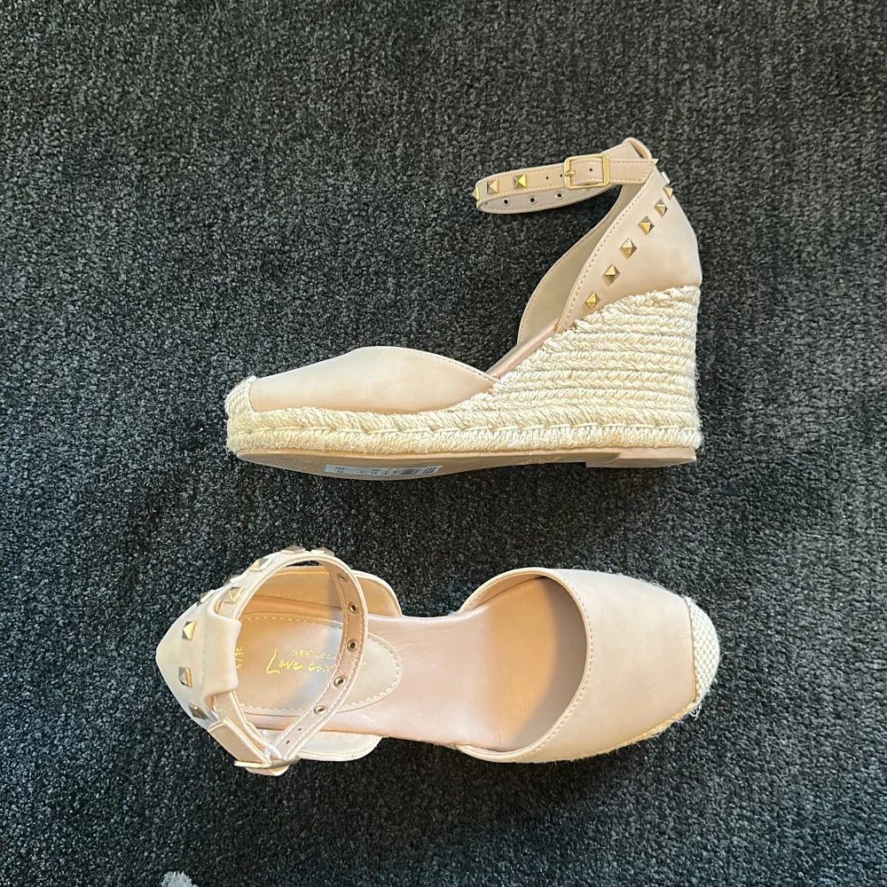 Säljer dessa Espadrillos med kilklack ❤️ valentinolikande med nitar❤️använda en gång, perfekt skick!. Skor.