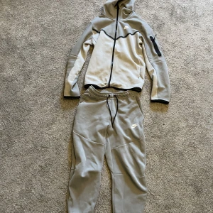 Nike tech fleece  - Säljer min Nike tech fleece då den inte kommer till användning längre, köpte den på jd sports,cond 9/10 nypris för hela är ca 2500 och jag säljer den för 1500