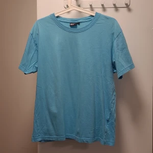 Plain cyan t-shirt  - Size M in good condition cyan t-shirt. Feel free to contact us in Swedish or English. 