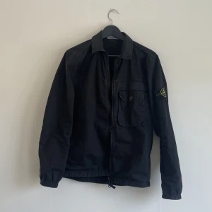 Stone island overshirt - Säljer min riktigt snygga stone island jacka. Den är i bra skick och perfekt till våren/sommaren! 