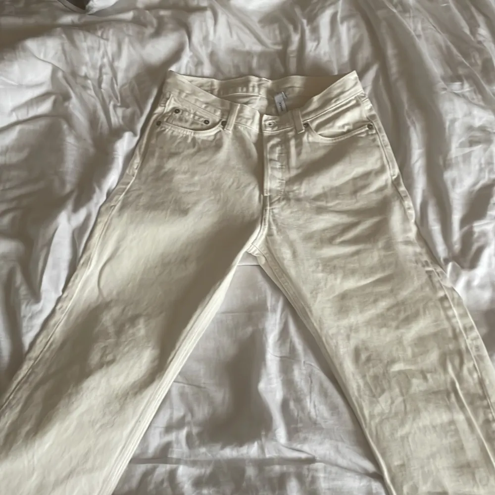 Jag säljer mina fina jeans från Weekday i i krämvit då dem inte längre kommer till användning. Inte använda mycket så bra skick. Kom privat för fler bilder eller frågor. Jeansen är herr men passar även för kvinnor.. Jeans & Byxor.