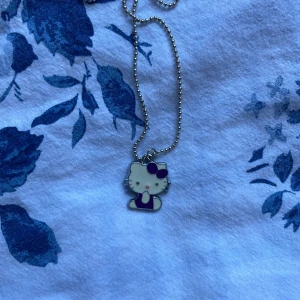 Hellokitty!  - så söt hellokitty halsband som inte kommer till användning! Skriv om du är intresserad, frakt 15kr! 