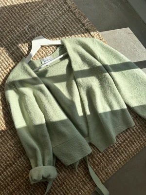 Vårig kofta från & other stories  - Såå fin, använt mycket men i bra skick. Behöver plats för annat i min garderob så därför jag säljer den. 