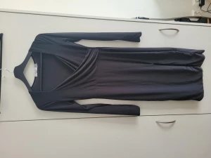 Svart klänning  - Mjuk och fin klänning. Har en slits som går upp till mitten av låret. Aldrig använd 