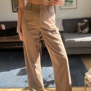Byxor  - beiga byxor från nakd. bra för långa människor. jag är 176