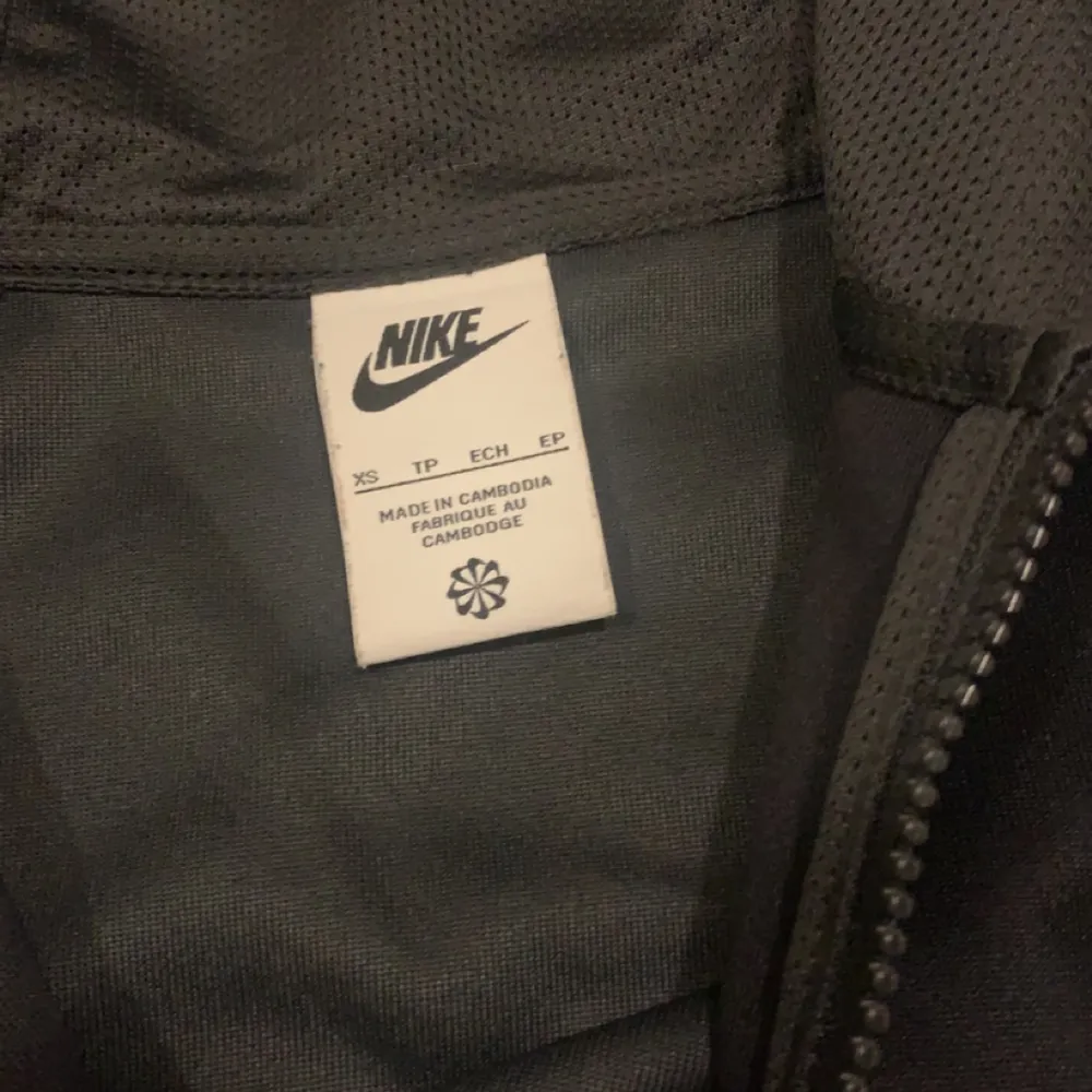 Säljer min nike sportswear hoodie för att jag inte längre använder och att  den inte heller passar mig. köpte från Stockholm nike butik under sommaren.. Hoodies.