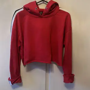 Röd croppad hoodie med detaljer