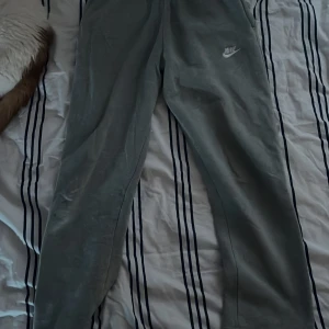 Nike mjukisbyxor  - Byxorna är i storlek M, finns att hämta i Huskvarna.