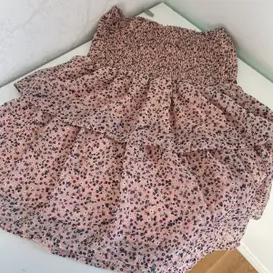 Säljer denna volang kjol eftersom att den inte använts så mycket. Frakten  ingår i priset 😀 (priset kan såklart diskuteras) 
