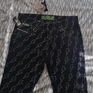 Punk byxor  - Köpte på xplosion, provade en gång fick knappt up dem till min bum, står storlek L skulle säga mer av en M. Nyskick med priss lapp å allt. Säljer för lägre pris