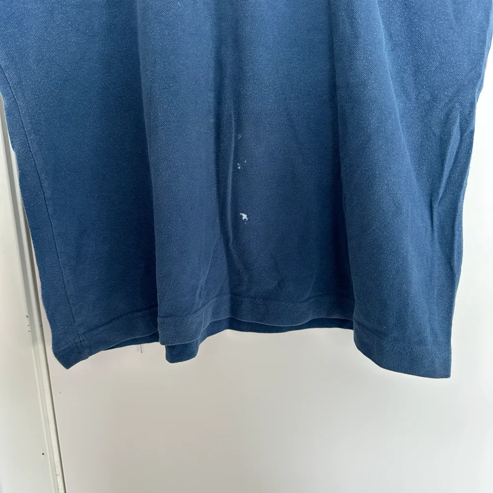 Inte så bra skick några fläckar finns och mitten knappen är utbytt. Där av det billiga priset. Storlek xl på lappen men den sitter mer som en large i herr size . T-shirts.