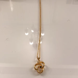 Halsband  - Guldigt halsband med silvriga och blå stenar ☺️