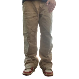 Carhartt cargo pants - Feta cargo pants, inga hål eller sånt. 100cm långa och 39cm breda i midjan. Jag är 178cm på bilden. 