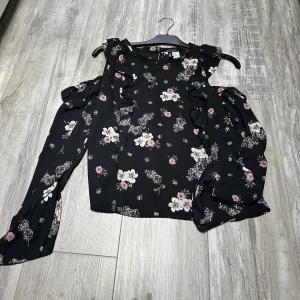 Topp - Topp från H&M, använd bara en gång. Blommig mönster och är i Mycket bra skick och Normal i storkek!