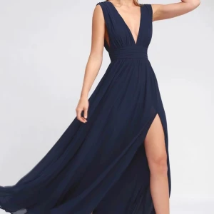 Balklänning  - Säljer nu min superfina balklänning Den är från märket lulus och är endast använd en gång.  Jag är 170 och den går ner i marken på mig med platta skor💕