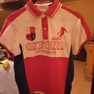 Pike Oxford University  - Pike tröja fint skick  Med broderi fram och bak Size M  Men skulle säga mer åt small hållet 