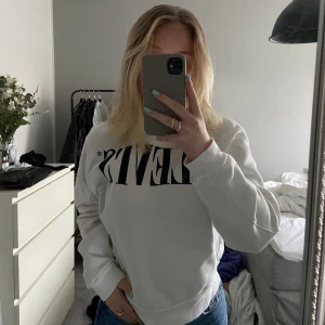 levis sweatshirt - superfin sweatshirt ifrån Levis i storlek S. Sparsamt använd, inga defekter. Köpare står för frakt, lånade bilder🙏