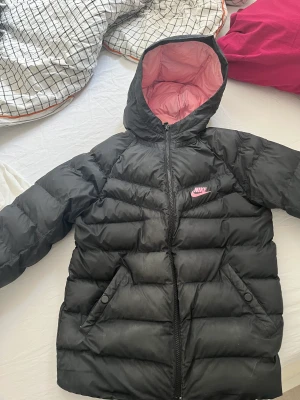 Nike jacka - Nike jacka rosa och svart den har ett hål på armen kommer tyvärr inte så mycket till användning❤️