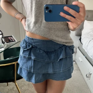 Kjol!  - Snygg lågmidjad volangkjol i jeanstyg! Perfekt till sommaren!❤️