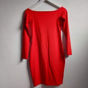 Röd off-shoulder klänning från bikbok i stl. Xs. Hade en tillhör choker men jag klippte bort den, sista bilden visar  mer den rätta färgen