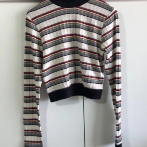 Randig tröja - Jätte fin randig magtröja! Den är i storlek Xxs men passar mig som har s-m