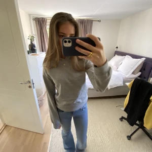 Grå hoodie med tryck  - Gosig grå hoodie med coolt tryck på ryggen.  ❤️