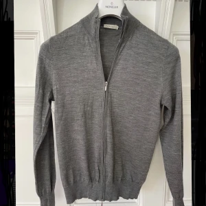 Suitsupply zip cardigan - Zip tröja i merinoull från suitsupply • nypris ca 2200kr • dubbel dragkedja • skick 9/10