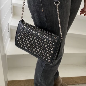 Zara väska  - Väska från zara som man kan ha långt och kort band på! Super gullig och cool ❤️❤️🥰