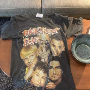 Säljer denna vintage backstreet boys tshirten. Taggad size M men skulle säga att den passar xs/s. Från 90-talet, singlestitch, schysst fade. Bra condition endast lite cracking i printet.